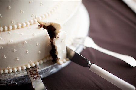 Close-up of Wedding Cake being Cut Foto de stock - Sin royalties Premium, Código: 600-05948088