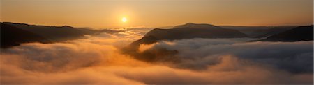 Mosel vallée couverte de brouillard au lever du soleil, près de Bremm, arrondissement de Cochem-Zell, Rhénanie-Palatinat, Allemagne Photographie de stock - Premium Libres de Droits, Code: 600-05948223