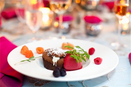 food catering - Chocolate Cupcake and Raspberry Ice Cream at Wedding, Toronto, Ontario, Canada Foto de stock - Sin royalties Premium, Código: 600-05948254