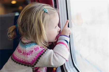 Little Girl using Pacifier and Looking out Train Window Foto de stock - Sin royalties Premium, Código: 600-05973085
