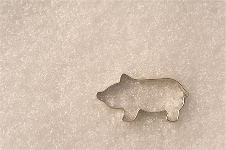 simsearch:600-05973533,k - Pig-Shaped Cookie Cutter in Snow Foto de stock - Sin royalties Premium, Código: 600-05973530