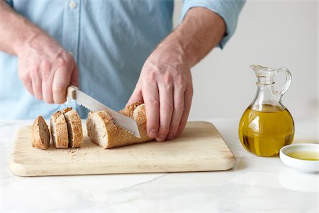 Man Slicing Baguette Foto de stock - Sin royalties Premium, Código: 600-05973606