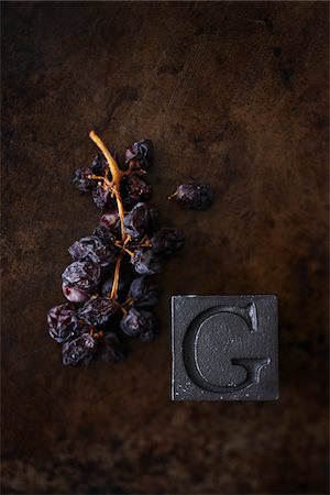 Dried Grapes and Letter G Foto de stock - Sin royalties Premium, Código: 600-05973618