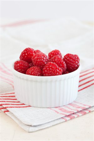 raspberries nobody - Raspberries in Ramekin Stock Photo - Premium Royalty-Free, Code: 600-06009279