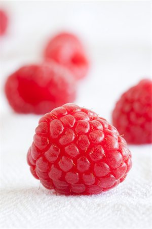 raspberries - Raspberries on Tea Towel Foto de stock - Sin royalties Premium, Código: 600-06009284