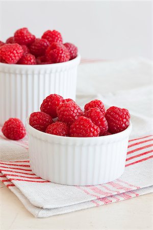 Framboises en ramequins Photographie de stock - Premium Libres de Droits, Code: 600-06009280