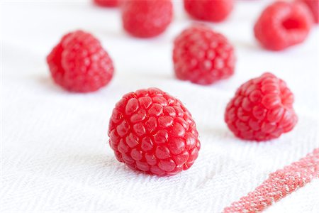 rasberries on white background - Raspberries on Tea Towel Stock Photo - Premium Royalty-Free, Code: 600-06009283