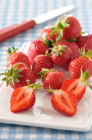 Strawberries on Plate Stock Photo - Premium Royalty-Free, Code: 600-06025222