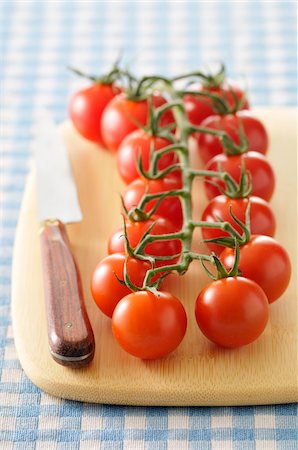 Tomates sur une planche à découper Photographie de stock - Premium Libres de Droits, Code: 600-06025240