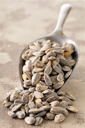 pipe - Scoop of Sunflower Seeds Foto de stock - Sin royalties Premium, Código: 600-06025242