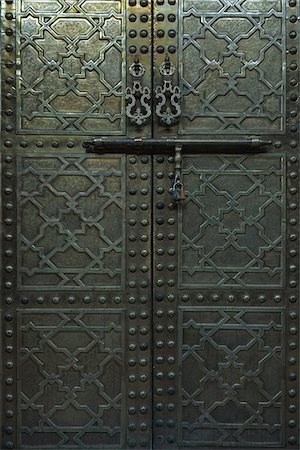 door design - Brass Door, Traditional Souk, Marrakech, Morocco Foto de stock - Sin royalties Premium, Código: 600-06038067