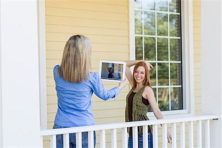 Mother and Daughter on Porch, Florida, USA Foto de stock - Sin royalties Premium, Código: 600-06038172