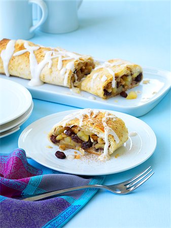 simsearch:600-06025210,k - Phyllo Pastry filled with Nuts, Fruits and Raisins Foto de stock - Sin royalties Premium, Código: 600-06038249