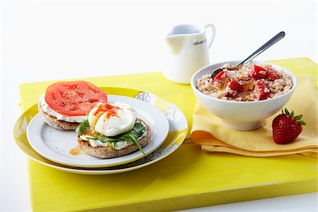 Céréales chaudes avec fraise et œuf poché sur Muffin anglais Photographie de stock - Premium Libres de Droits, Code: 600-06038255