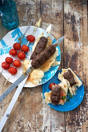 Kofta et tomates en brochettes Photographie de stock - Premium Libres de Droits, Code: 600-06038256