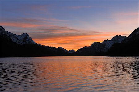 Sunset at Lake Sils with Piz Salacina, Monte Gruf, and Piz Lunghin, St Moritz, Engadin, Maloja District, Graubunden, Switzerland Foto de stock - Sin royalties Premium, Código: 600-06038279