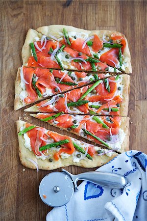 simsearch:600-06038259,k - Thin Crust Salmon Pizza with Onions, Capers and Asparagus Foto de stock - Sin royalties Premium, Código: 600-06038270