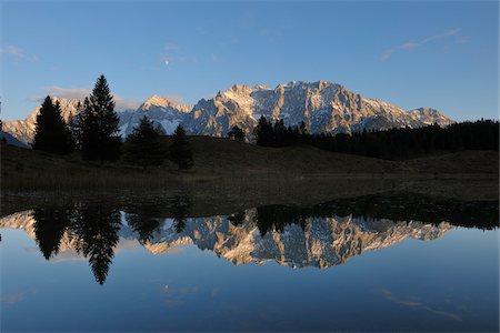 Wildensee with Karwendel Mountains in Autumn, Mittenwald, Garmisch-Partenkirchen, Upper Bavaria, Bavaria, Germany Foto de stock - Sin royalties Premium, Código: 600-06038292