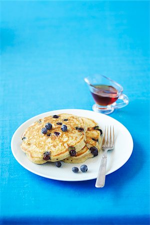 Whole Wheat Blueberry Pancakes with Maple Syrup Foto de stock - Sin royalties Premium, Código: 600-06059780