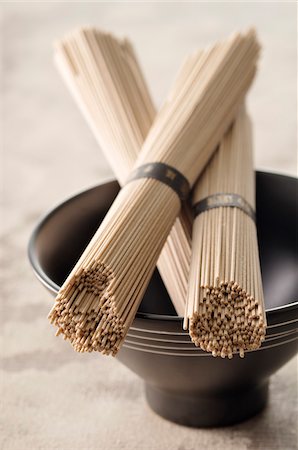 plats asiatiques - Nouilles soba Photographie de stock - Premium Libres de Droits, Code: 600-06119628