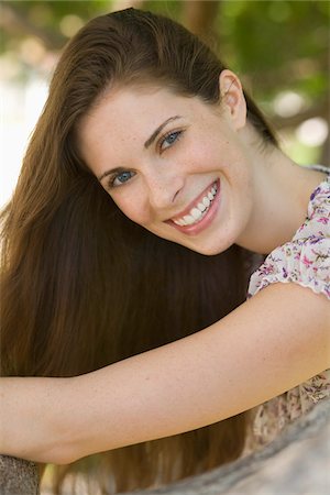 smiling one person - Portrait de femme Photographie de stock - Premium Libres de Droits, Code: 600-06125461