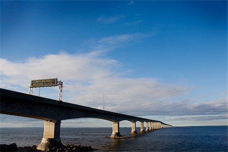 simsearch:600-06841815,k - Confederation Bridge over Northumberland Strait, Prince Edward Island, Canada Foto de stock - Sin royalties Premium, Código: 600-06125578