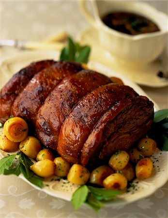 roasted (meat) - Roast Beef on Platter Foto de stock - Sin royalties Premium, Código: 600-06125776