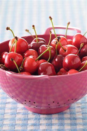 red and pink - Close-up of Cherries in Colander Stock Photo - Premium Royalty-Free, Code: 600-06170369