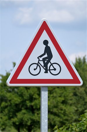 Vélo Route signe Ahead, Bouzigues, France Photographie de stock - Premium Libres de Droits, Code: 600-06170387