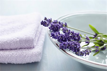 Lavender Flowers in Bowl and Towels Foto de stock - Sin royalties Premium, Código: 600-06180203