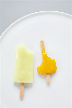 Partially Eaten Popsicles on Plate Foto de stock - Sin royalties Premium, Código: 600-06302234