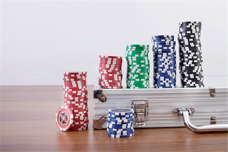 simsearch:600-06302272,k - Piles de jetons de Poker Photographie de stock - Premium Libres de Droits, Code: 600-06302262