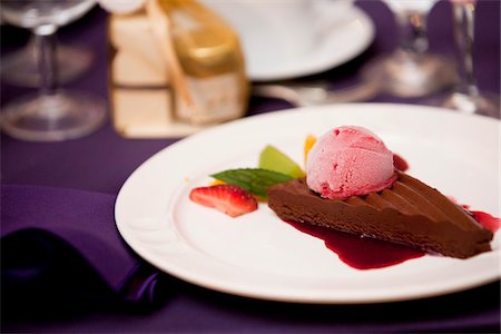 simsearch:600-03739029,k - Chocolate Cake with Raspberry Ice Cream Fotografie stock - Premium Royalty-Free, Codice: 600-06302319