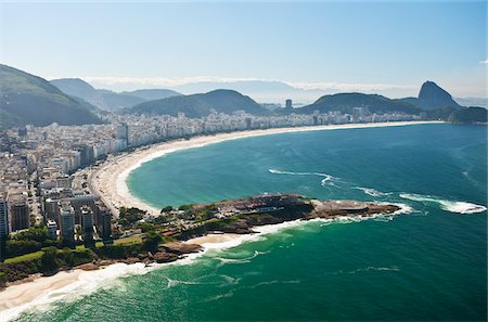 rio de janeiro state - Aerial View of Copacabana Beach and Sugarloaf Mountain, Rio de Janeiro, Brazil Foto de stock - Sin royalties Premium, Código: 600-06325318