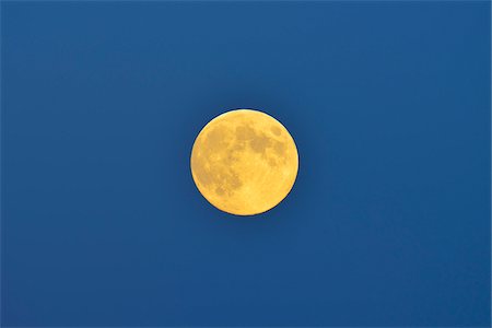 sky colors full moon - Full Moon, Hesse, Germany Foto de stock - Sin royalties Premium, Código: 600-06334273