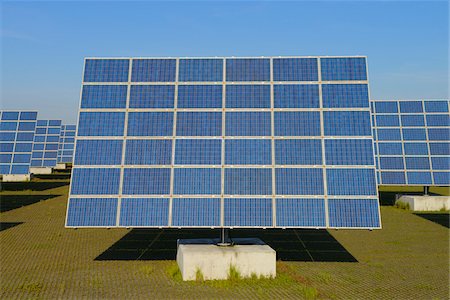 file (colonne) - Rows of Solar Panels, Hesse, Germany Photographie de stock - Premium Libres de Droits, Code: 600-06334302
