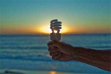 provincia del cabo - Hand Holding Lightbulb at Sunset, Cape Town, Western Cape, Cape Province, South Africa Foto de stock - Sin royalties Premium, Código: 600-06334349