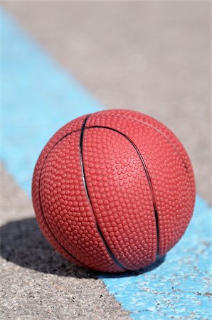 Close-up of Basketball on Pavement Foto de stock - Royalty Free Premium, Número: 600-06334381