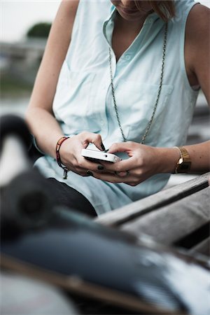 phone young white woman - Teenage Girl Texting, Mannheim, Bade-Wurtemberg, Allemagne Photographie de stock - Premium Libres de Droits, Code: 600-06355215