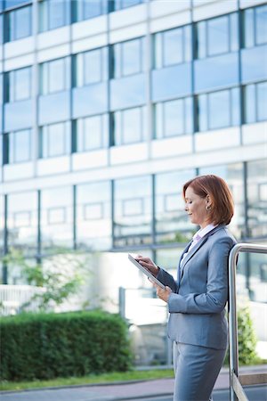 Businesswoman using Tablet PC, Niederrad, Frankfurt, Germany Foto de stock - Sin royalties Premium, Código: 600-06355229