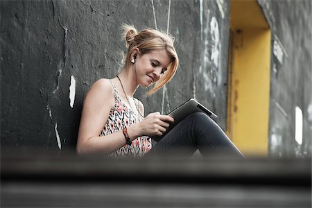 pecas - Teenager using Tablet PC, Mannheim, Baden-Wurttemberg, Germany Foto de stock - Sin royalties Premium, Código: 600-06355268