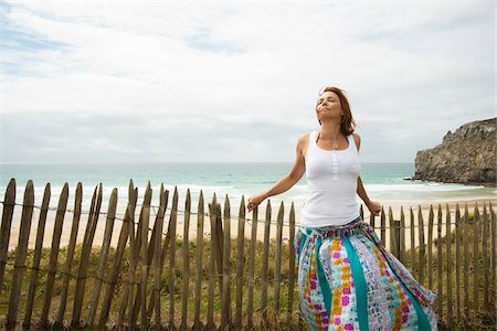 Woman Leaning on Sandfence at the Beach, Camaret-sur-Mer, Crozon Peninsula, Finistere, Brittany, France Foto de stock - Royalty Free Premium, Número: 600-06382808