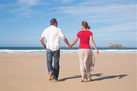 Couple Holding Hands and Walking on the Beach, Camaret-sur-Mer, Crozon Peninsula, Finistere, Brittany, France Foto de stock - Sin royalties Premium, Código: 600-06382815