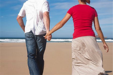 Couple main dans la main et en marchant sur la plage, Camaret-sur-Mer, presqu'île de Crozon, Finistere, Bretagne, France Photographie de stock - Premium Libres de Droits, Code: 600-06382818
