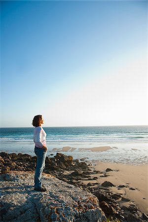 simsearch:600-06407687,k - Femme regardant au loin le Camaret-sur-Mer, plage, presqu'île de Crozon, Finistere, Bretagne, France Photographie de stock - Premium Libres de Droits, Code: 600-06382827