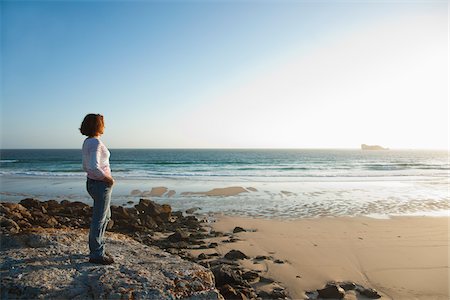 finistere - Frau Blick in die Ferne auf Strand, Camaret-Sur-Mer, Halbinsel Crozon, Finistere, Bretagne, Frankreich Stockbilder - Premium RF Lizenzfrei, Bildnummer: 600-06382828