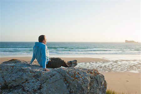 sólo hombres - Man Looking into the Distance at the Beach, Camaret-sur-Mer, Crozon Peninsula, Finistere, Brittany, France Foto de stock - Sin royalties Premium, Código: 600-06382836