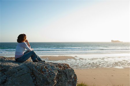 simsearch:600-06407687,k - Femme regardant au loin le Camaret-sur-Mer, plage, presqu'île de Crozon, Finistere, Bretagne, France Photographie de stock - Premium Libres de Droits, Code: 600-06382832