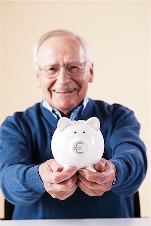 senior and saving - Portrait of Senior Man Holding a Piggy Bank Foto de stock - Sin royalties Premium, Código: 600-06382929