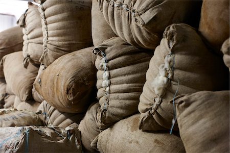 saco - Sacks of Sheep Wool, Ontario, Canada Foto de stock - Sin royalties Premium, Código: 600-06383004